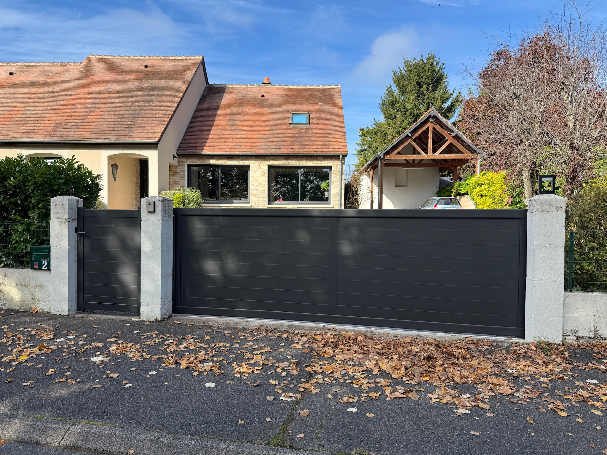 Fourniture et pose de portail par WoodWorks Menuiseries