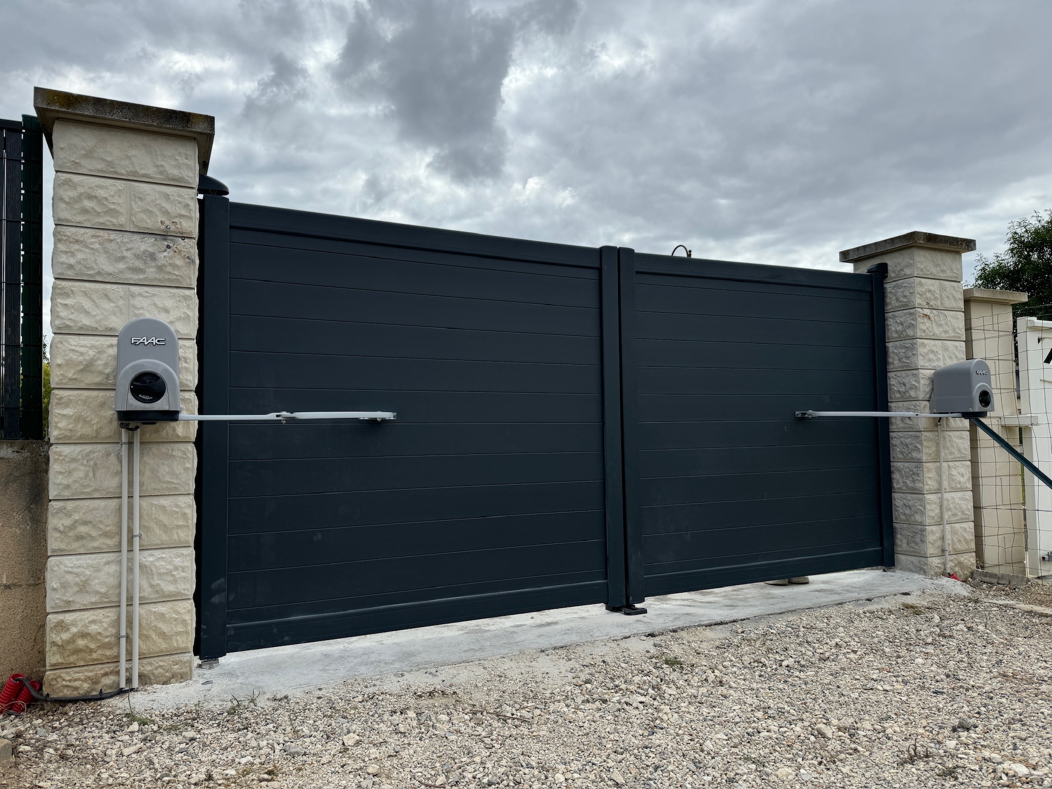 Fourniture et pose de portail par WoodWorks Menuiseries