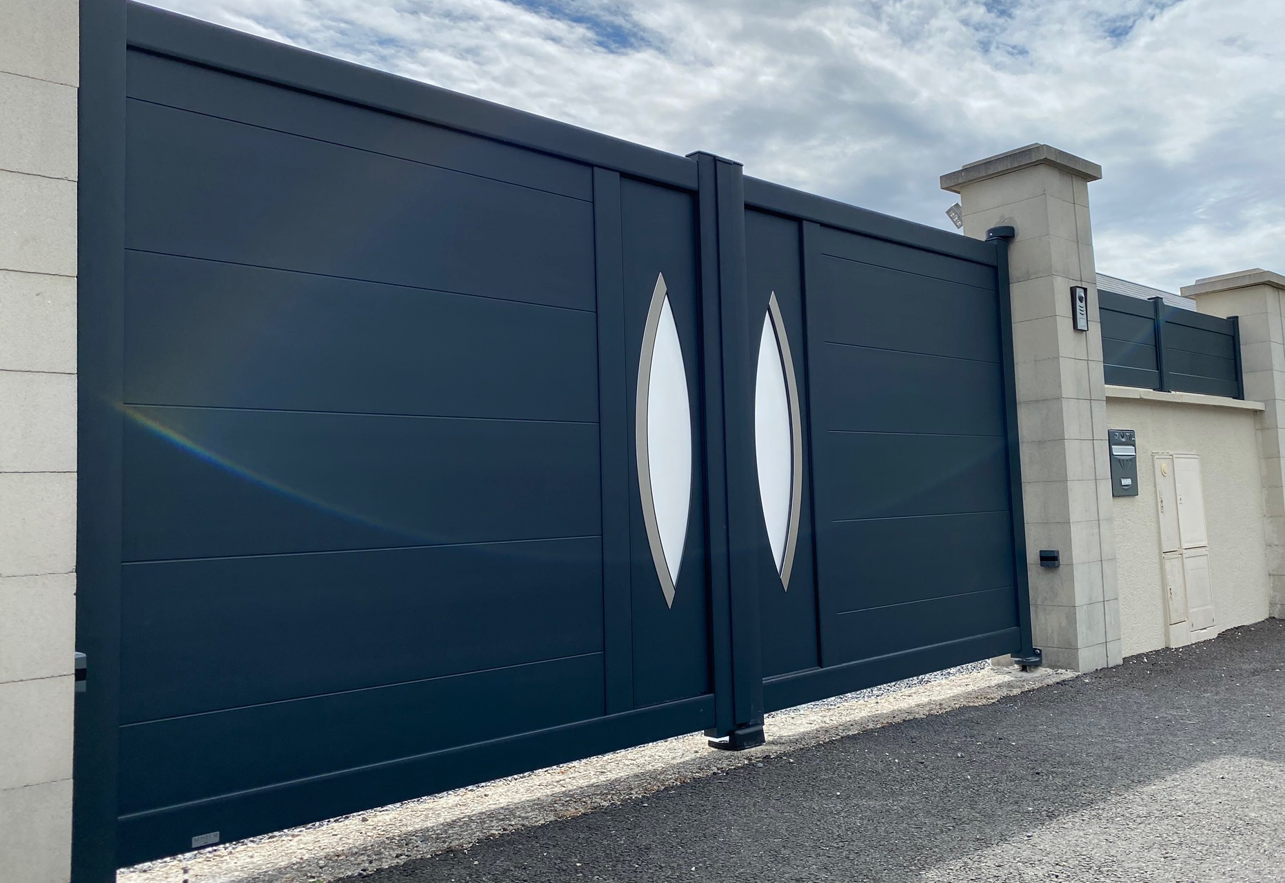 Fourniture et pose de portail par WoodWorks Menuiseries