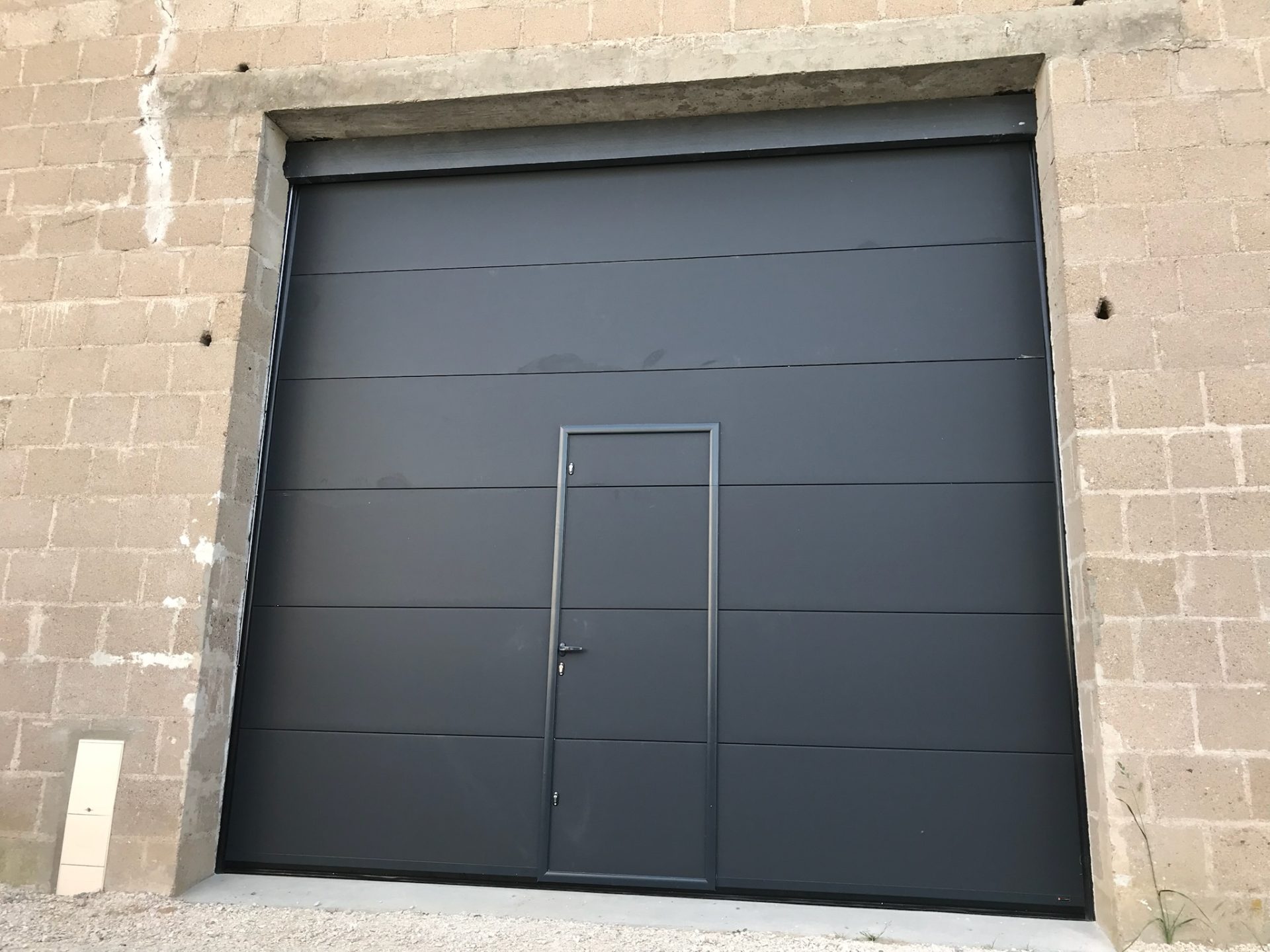 Fourniture et pose de portes de garage par WoodWorks Menuiseries (1)