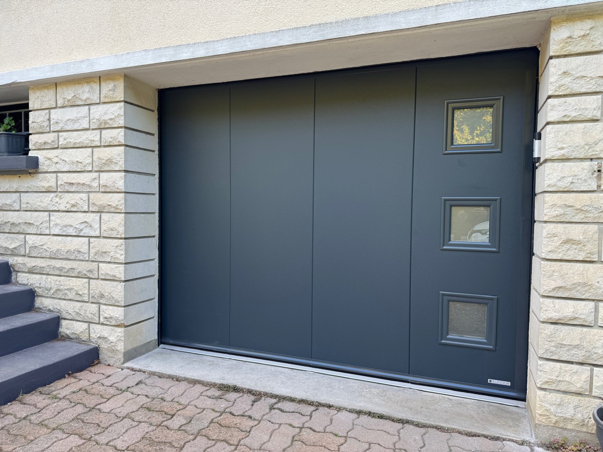 Fourniture et pose de portes de garage par WoodWorks Menuiseries (1)