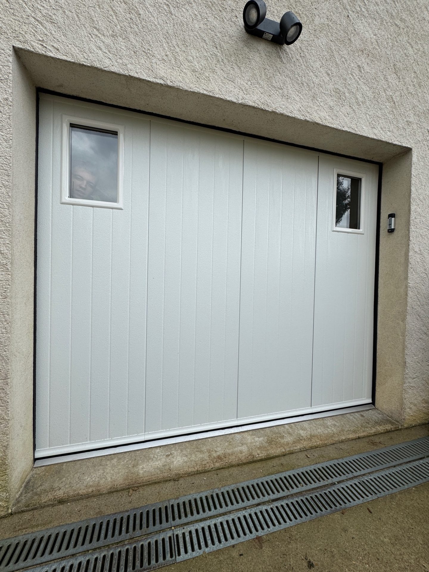 Fourniture et pose de portes de garage par WoodWorks Menuiseries (2)
