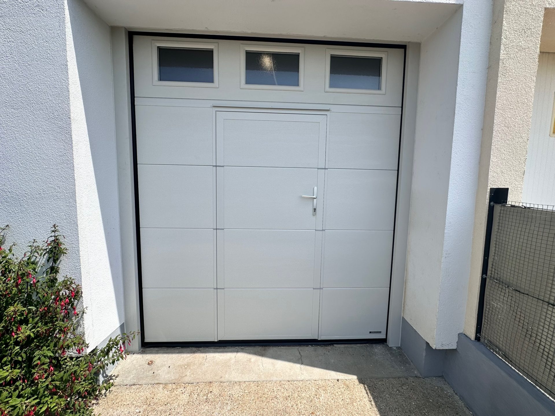 Fourniture et pose de portes de garage par WoodWorks Menuiseries (3)