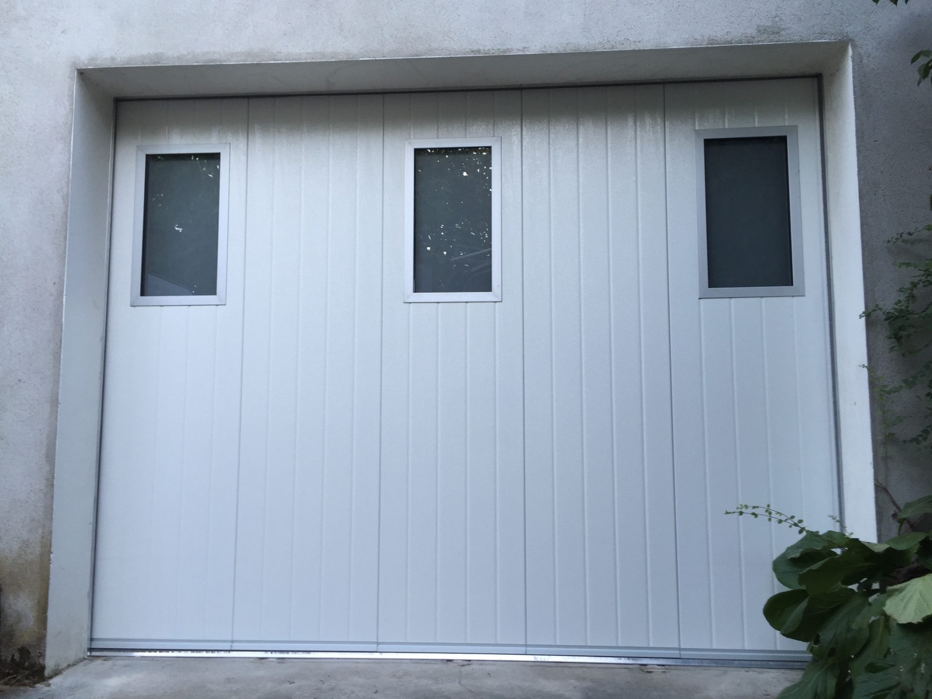 Fourniture et pose de portes de garage par WoodWorks Menuiseries (3)