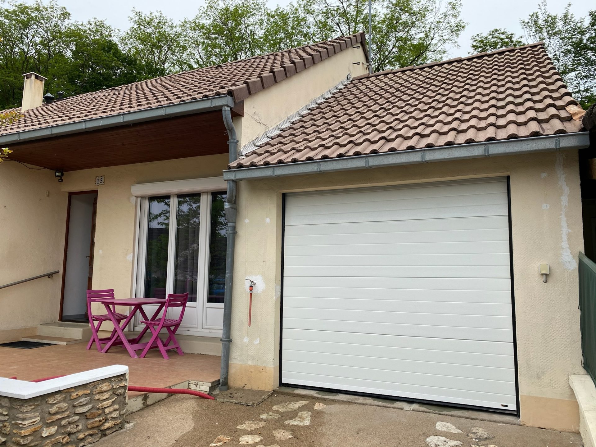 Fourniture et pose de portes de garage par WoodWorks Menuiseries (4)