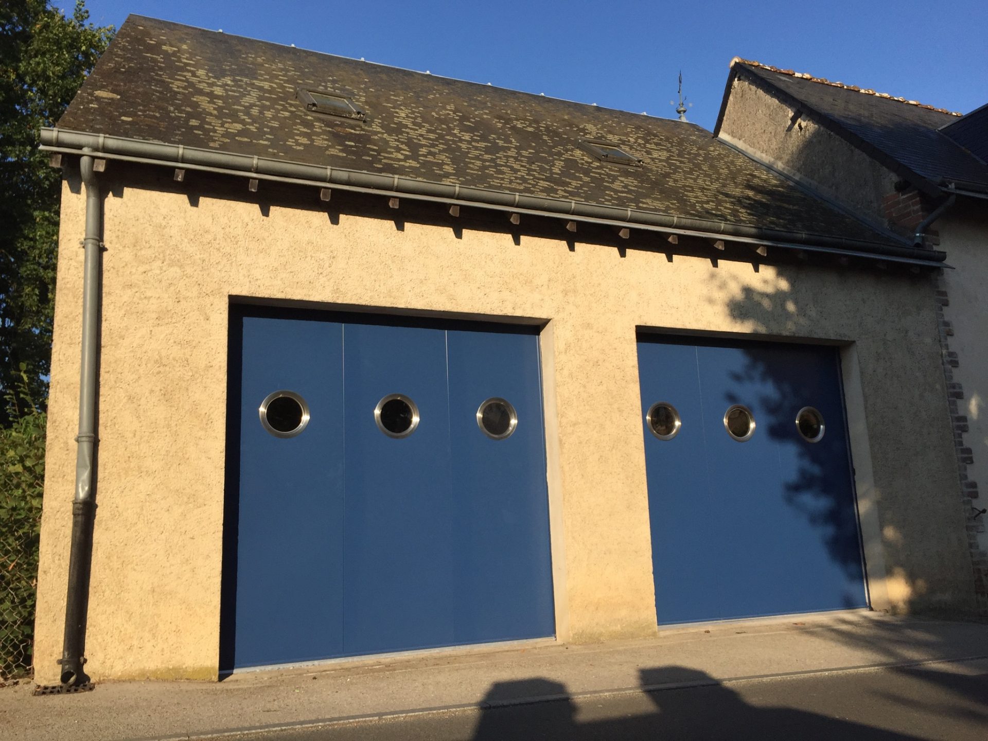 Fourniture et pose de portes de garage par WoodWorks Menuiseries (4)