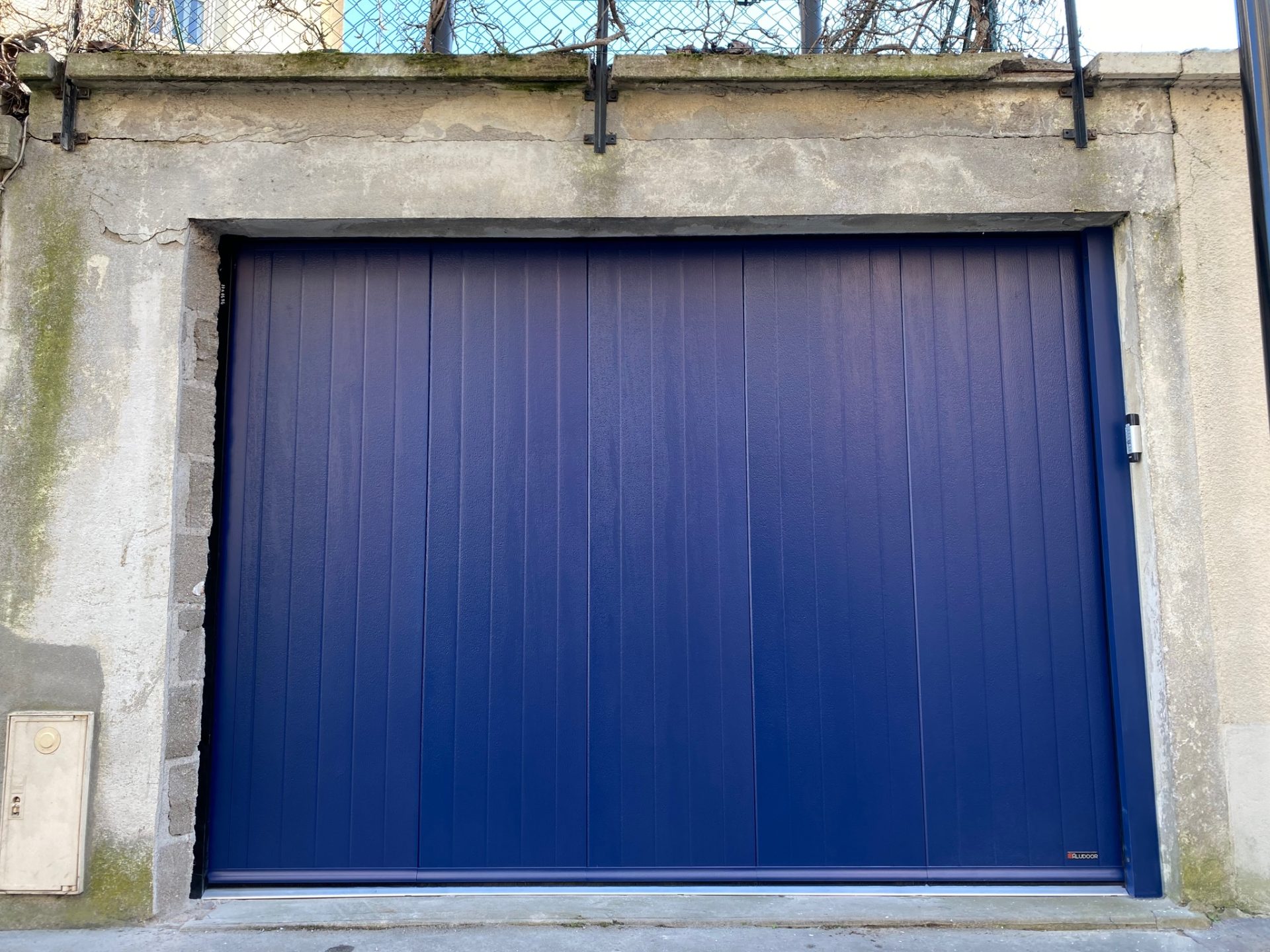 Fourniture et pose de portes de garage par WoodWorks Menuiseries (5)