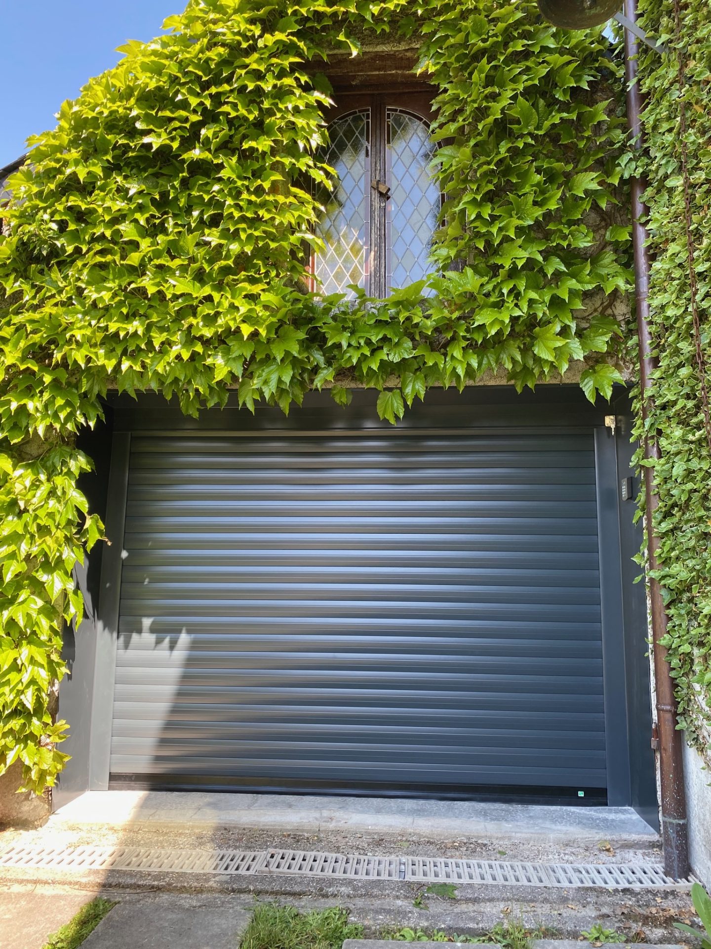Fourniture et pose de portes de garage par WoodWorks Menuiseries (6)