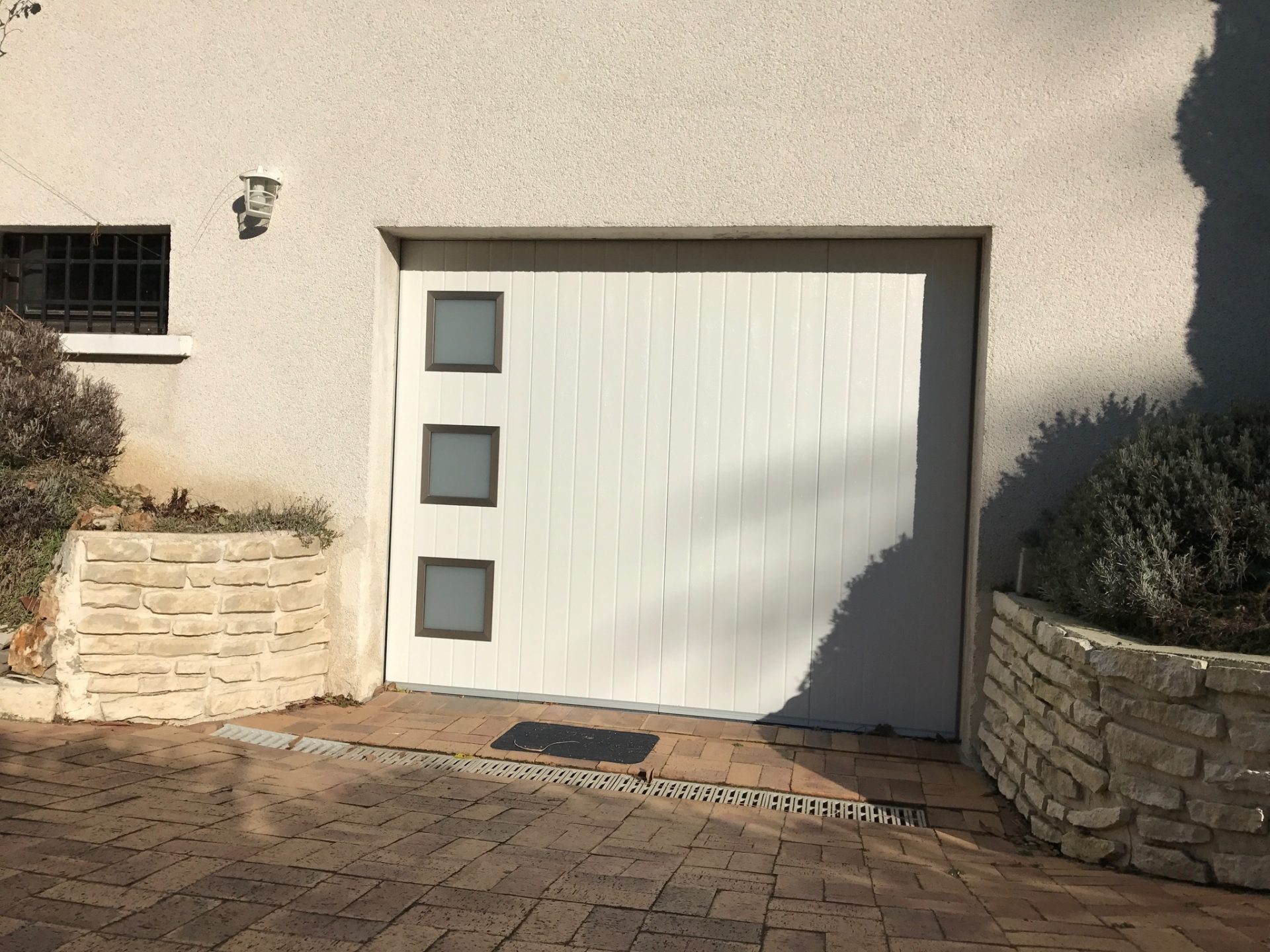 Fourniture et pose de portes de garage par WoodWorks Menuiseries (7)