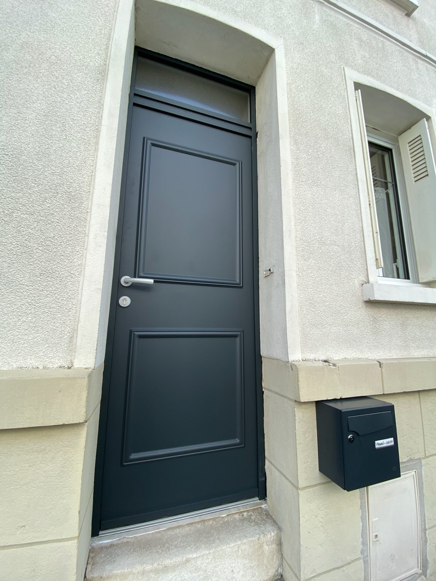 Fourniture et pose de portes d'entrée par WoodWorks Menuiseries (6)
