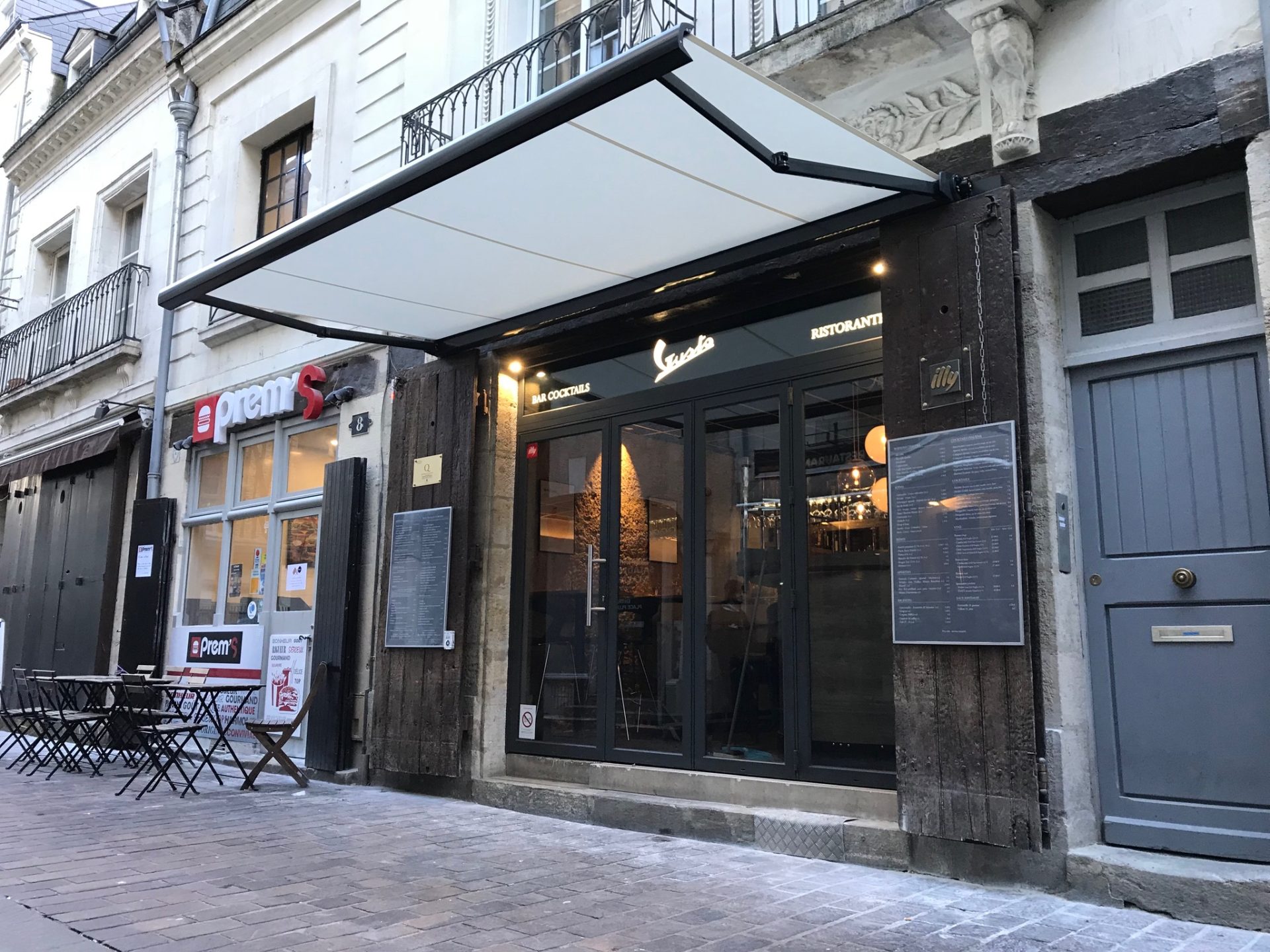 Fourniture et pose de store banne par WoodWorks Menuiseries (1)