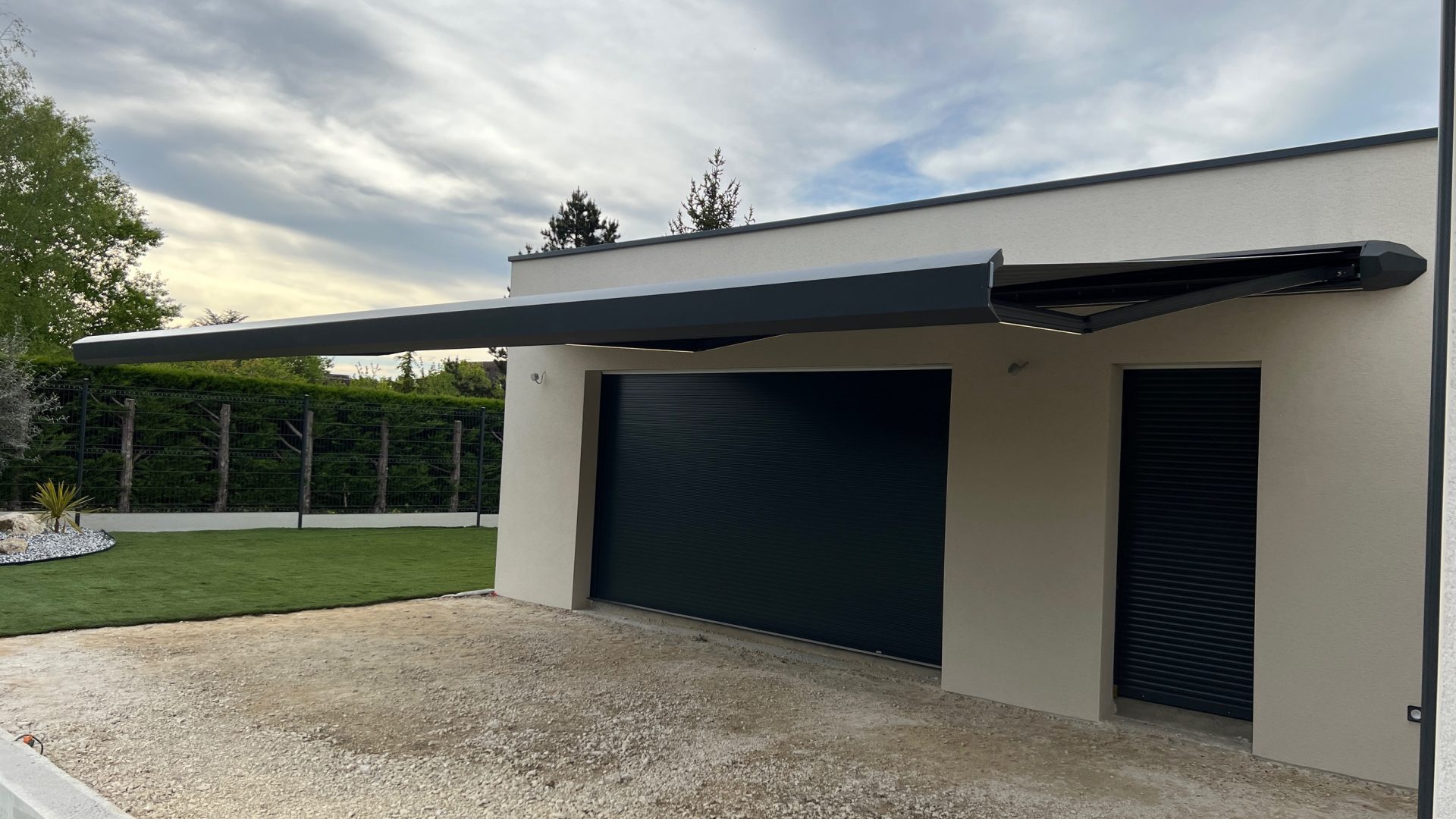 Fourniture et pose de store banne par WoodWorks Menuiseries (2)
